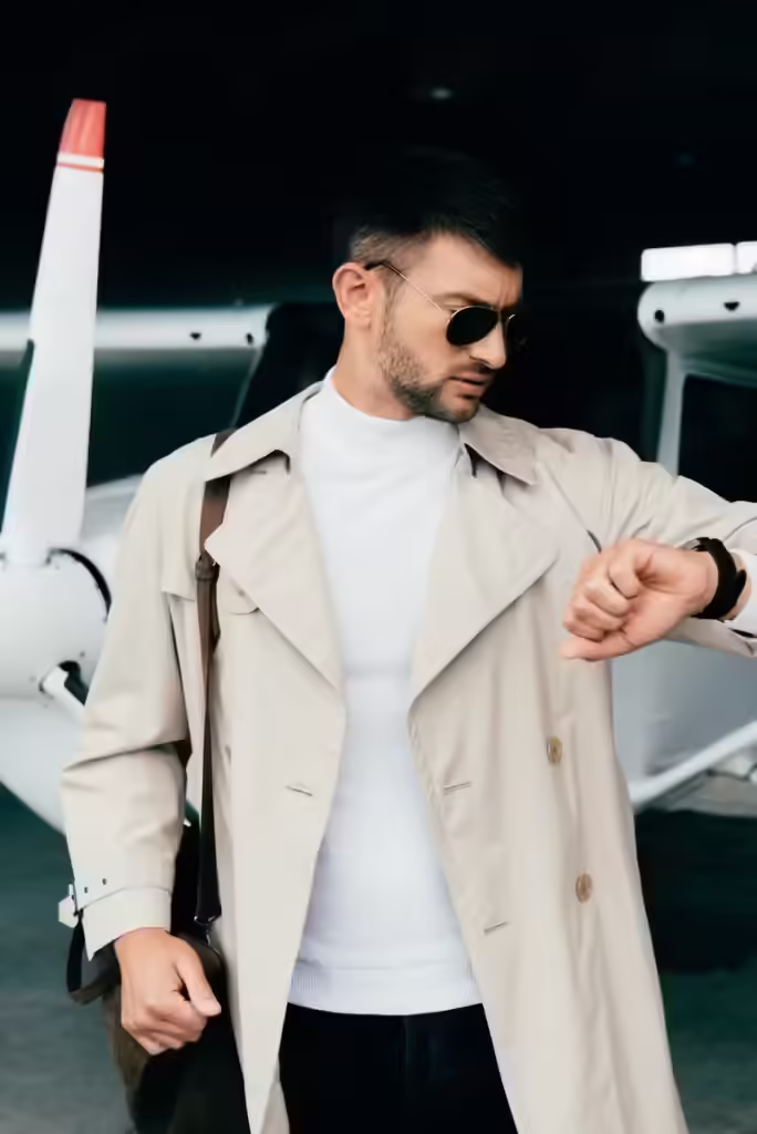 Men’s aviator leather jacket with a shearling lining and classic design, perfect for cold weather.